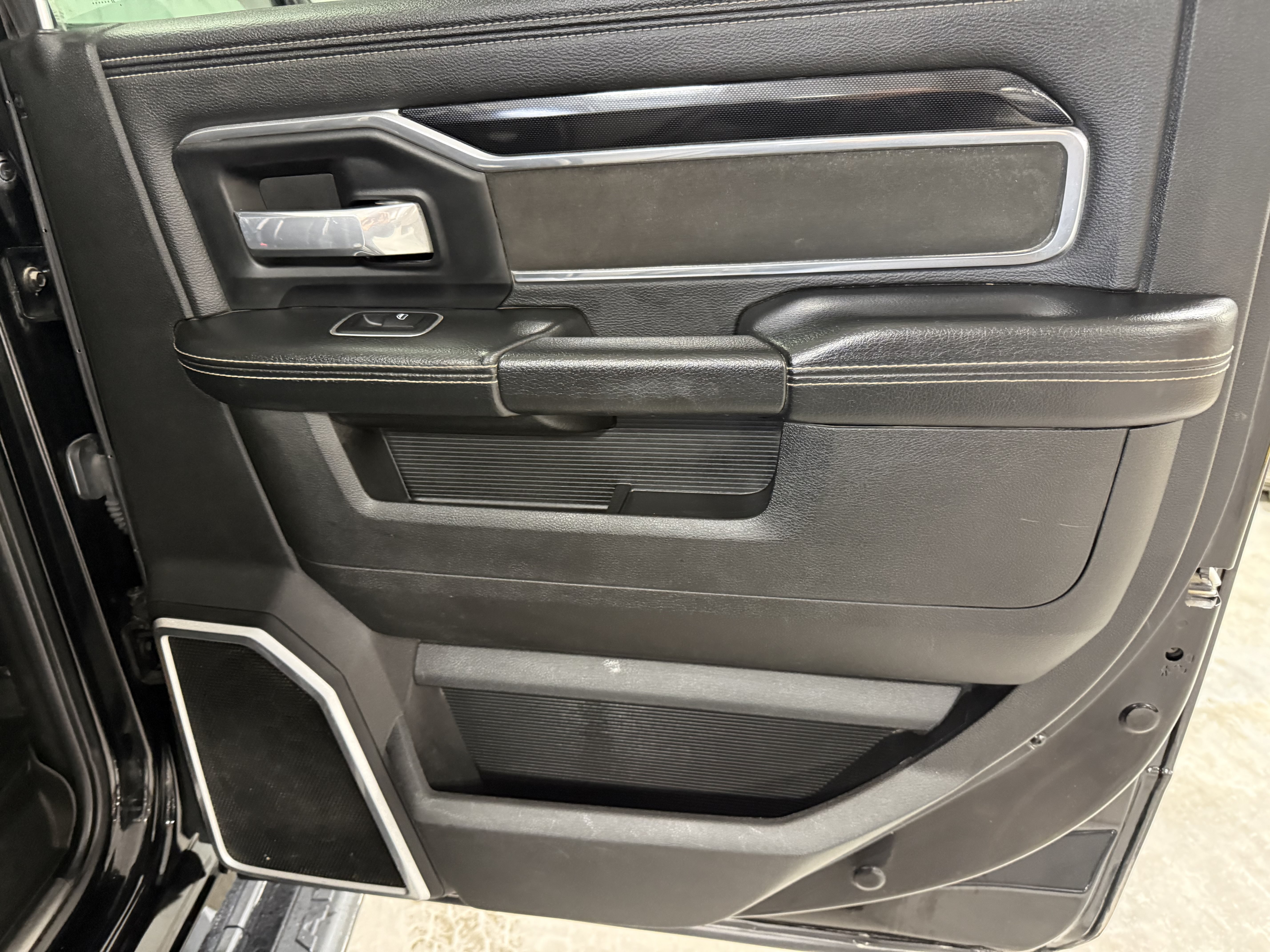 Used 2022 RAM 2500 Laramie w/ Night Edition AWD/4WD image 6