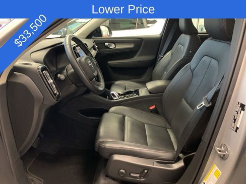 Used 2025 Volvo XC40 B5 Plus image 3