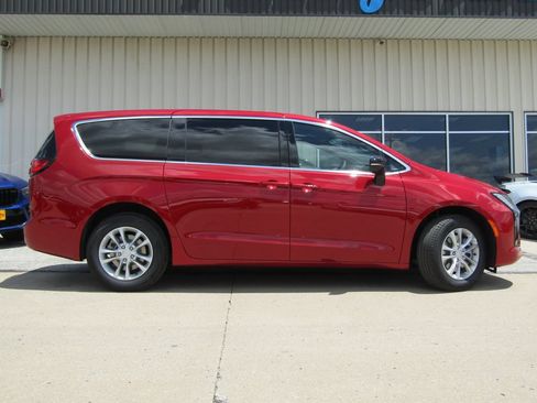 New 2027 Chrysler Pacifica Select AWD/4WD image 2