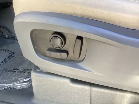 Used 2020 Land Rover Defender 110 SE image 7