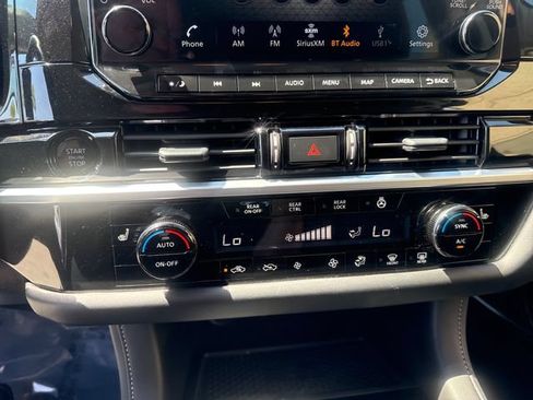 Used 2025 Nissan Pathfinder SL FWD image 15