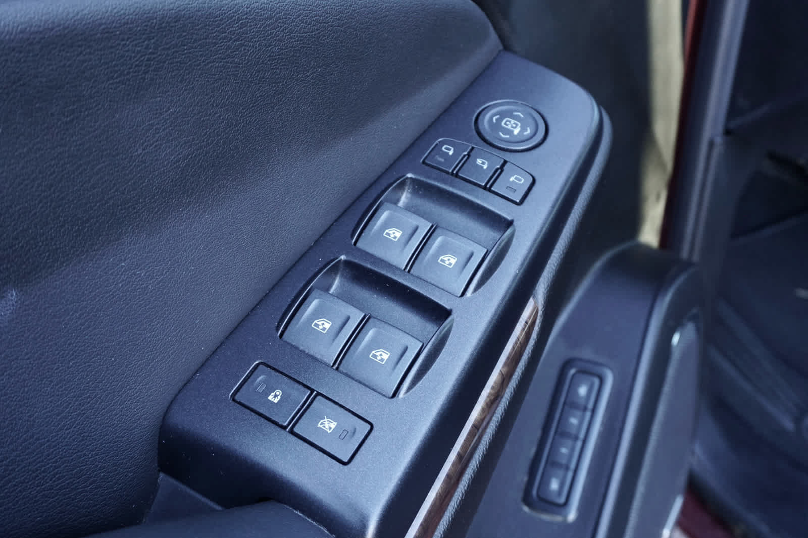 Used 2020 Chevrolet Suburban LT AWD/4WD image 29