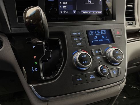 Used 2017 Toyota Sienna XLE image 18