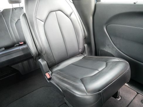 Used 2025 Chrysler Pacifica Select FWD image 14