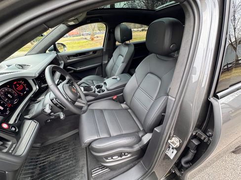 Used 2025 Porsche Cayenne GTS AWD/4WD image 12