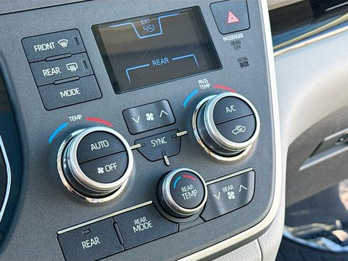 Used 2020 Toyota Sienna XLE image 11