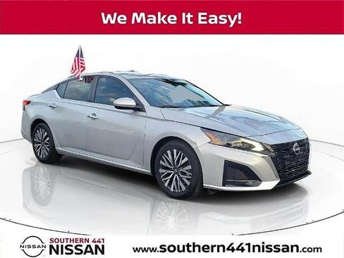 Certified 2023 Nissan Altima 2.5 SV FWD image 1
