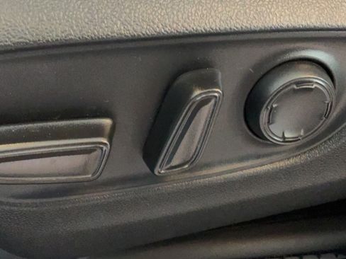 Used 2026 Toyota Sienna XLE FWD image 25