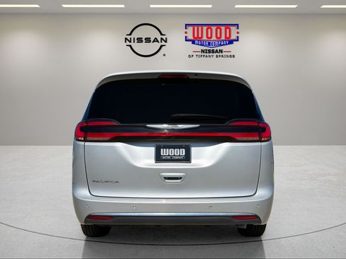 Used 2023 Chrysler Pacifica Touring-L FWD image 3