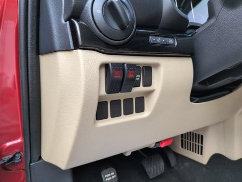 Used 2019 Nissan Titan SV AWD/4WD image 13