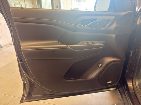 Used 2019 GMC Acadia SLT w/ LPO, Cargo Package AWD/4WD image 15