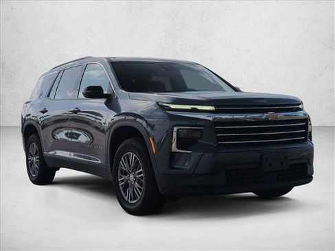 Used 2026 Chevrolet Traverse LT FWD image 3