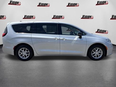 Used 2024 Chrysler Pacifica Touring-L FWD image 4