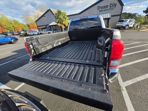 Used 2018 Toyota Tacoma TRD Off-Road AWD/4WD image 9