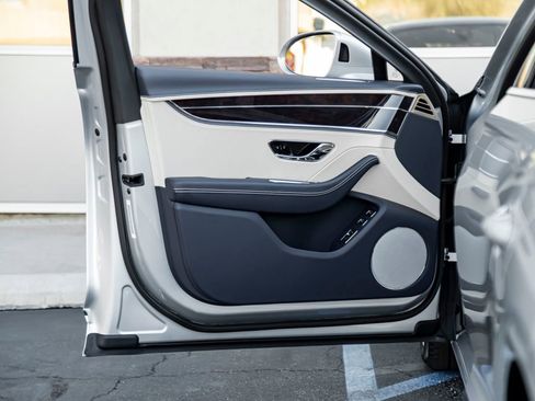 Used 2026 Bentley Flying Spur Plug-In Hybrid AWD/4WD image 16