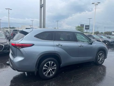 Used 2020 Toyota Highlander XLE AWD/4WD image 2