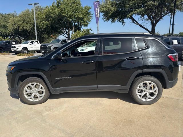 Used 2024 Jeep Compass Latitude AWD/4WD image 6