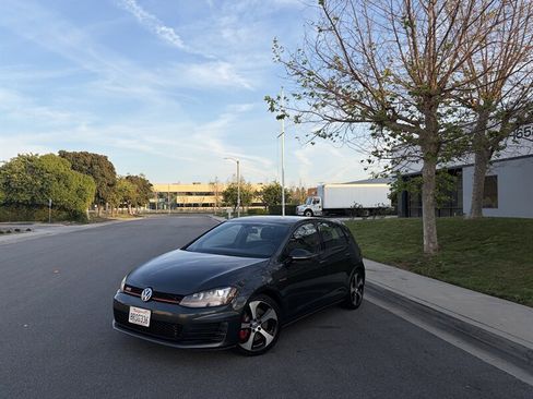 Used 2017 Volkswagen GTI SE image 1