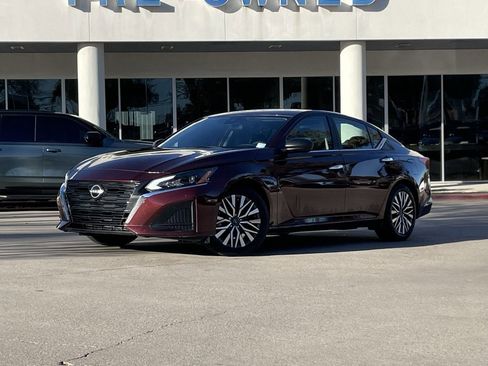 Used 2024 Nissan Altima 2.5 SV image 2