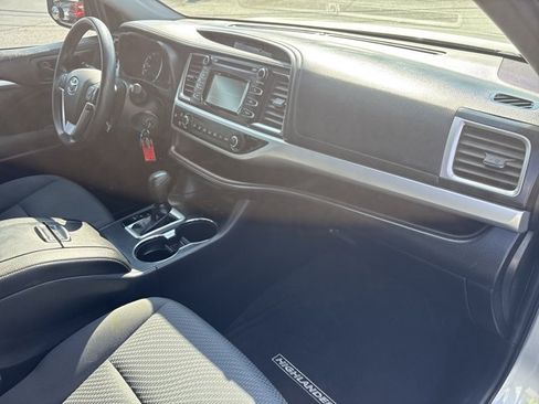 Used 2019 Toyota Highlander LE AWD/4WD image 27