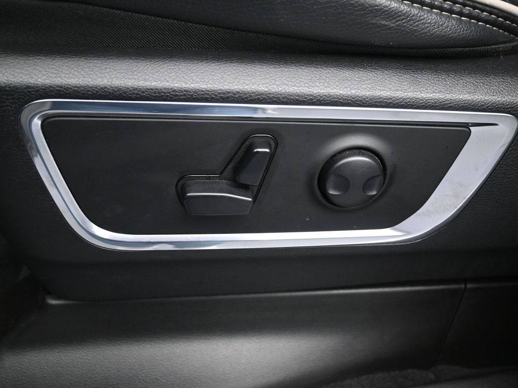 Used 2025 RAM 1500 Laramie AWD/4WD image 11