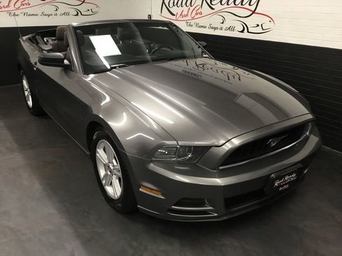 Used 2014 Ford Mustang Convertible image 2