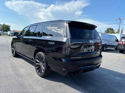 Used 2025 Cadillac Escalade ESV V AWD/4WD image 5