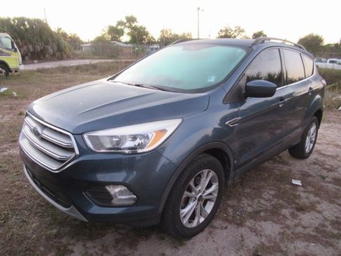 Used 2018 Ford Escape SE w/ SE Sync 3 Package image 2