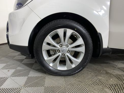 Used 2016 Kia Soul + image 11