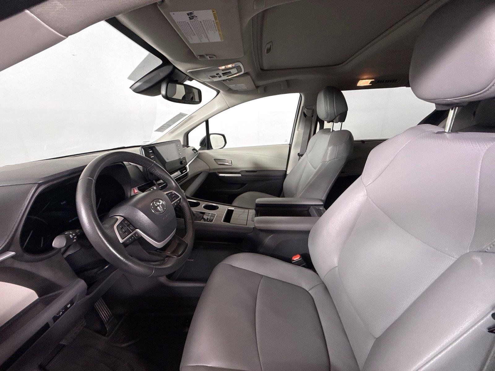 Certified 2024 Toyota Sienna XLE FWD image 3