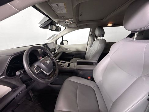 Certified 2024 Toyota Sienna XLE FWD image 3