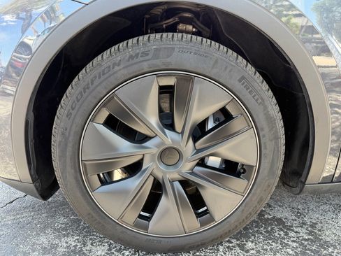 Used 2025 Tesla Model Y Long Range AWD/4WD image 9