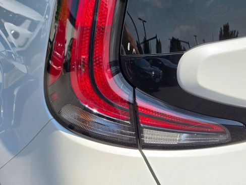 Certified 2025 Kia Soul LX w/ LX Technology Package FWD image 11