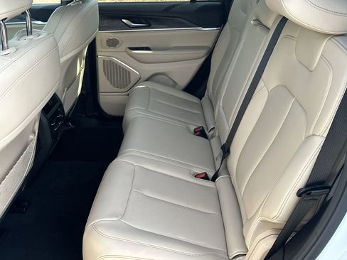 Certified 2025 Jeep Grand Cherokee Limited w/ Black Appearance Package AWD/4WD image 15