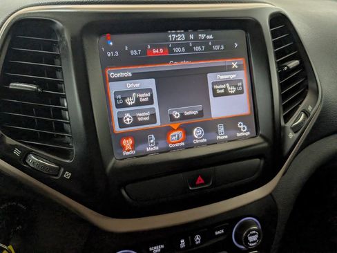 Used 2015 Jeep Cherokee Latitude w/ Cold Weather Group AWD/4WD image 11