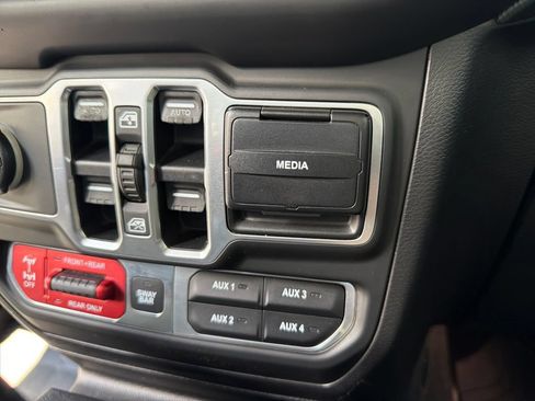 Used 2018 Jeep Wrangler Unlimited Rubicon AWD/4WD image 30