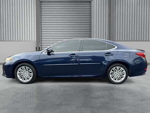 Used 2014 Lexus ES 350 w/ Luxury Package FWD image 2