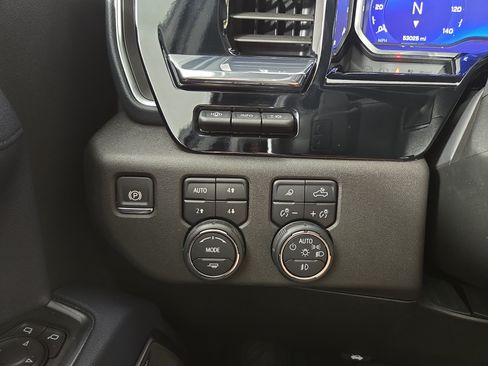 Used 2024 Chevrolet Silverado 1500 High Country w/ Technology Package AWD/4WD image 27