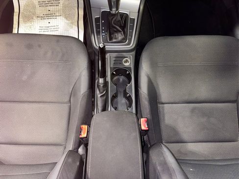 Used 2016 Volkswagen Golf S image 23