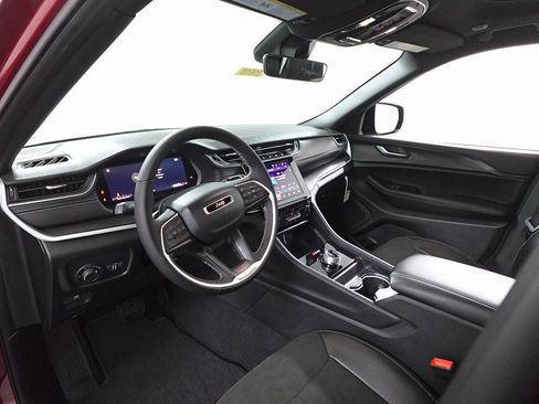 New 2025 Jeep Grand Cherokee Altitude image 13