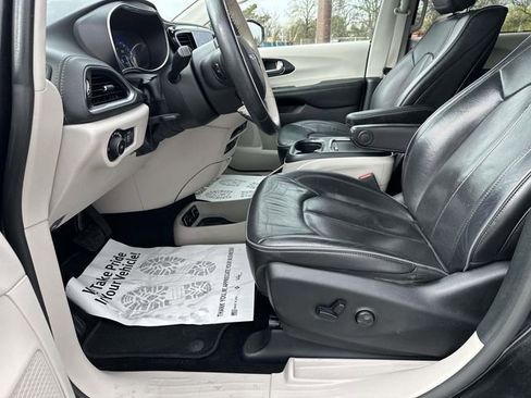 Used 2020 Chrysler Pacifica Limited image 17