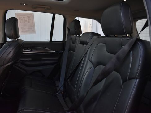 Used 2023 Jeep Grand Cherokee Limited w/ Black Appearance Package AWD/4WD image 16