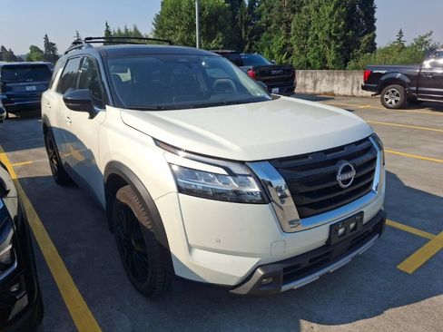 Used 2023 Nissan Pathfinder SL w/ SL Premium Package AWD/4WD image 2