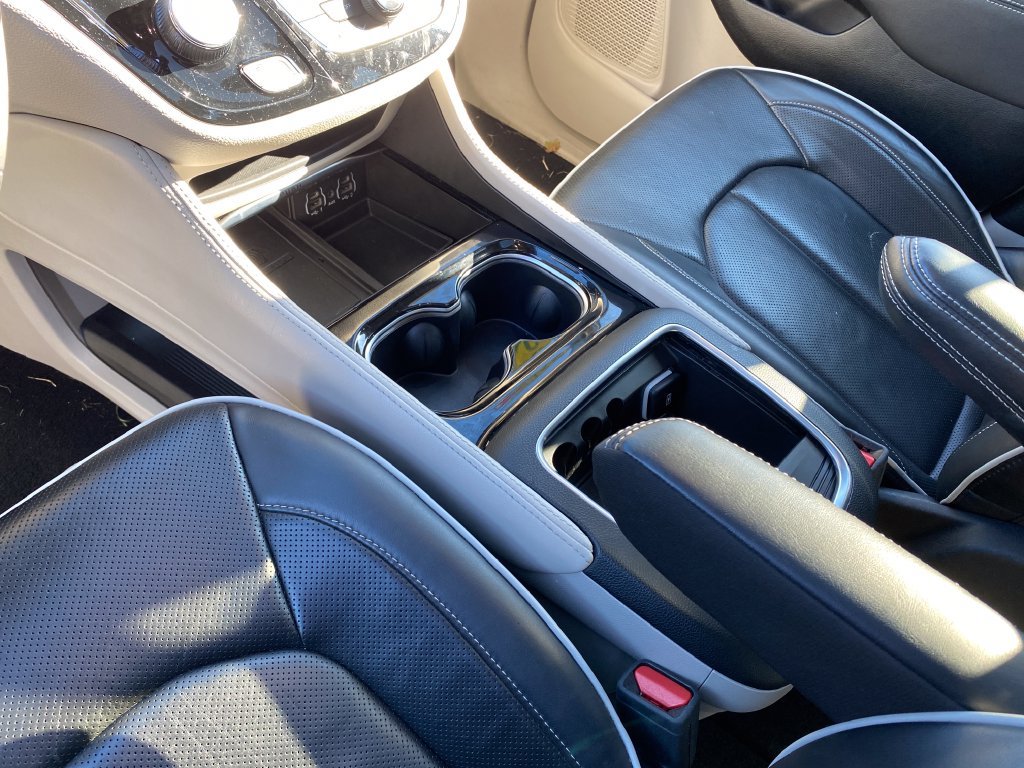 Certified 2024 Chrysler Pacifica Limited FWD image 45