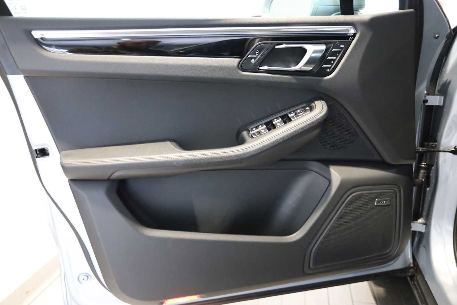 Used 2025 Porsche Macan AWD/4WD image 21