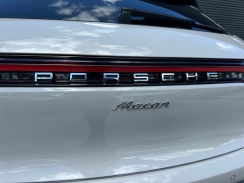 Certified 2023 Porsche Macan AWD/4WD image 14