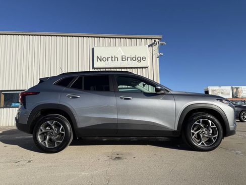 Used 2025 Chevrolet Trax LT w/ LT Convenience Package image 26