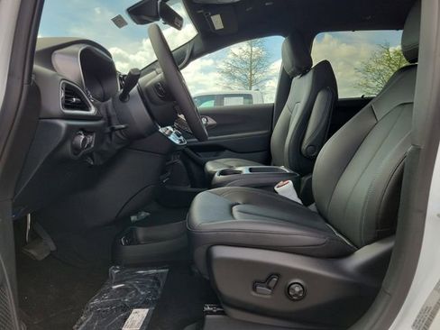 New 2026 Chrysler Voyager LX image 13