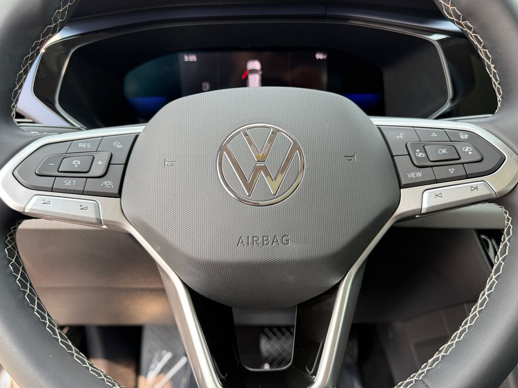 Used 2023 Volkswagen Taos SE w/ Panoramic Sunroof Package FWD image 19