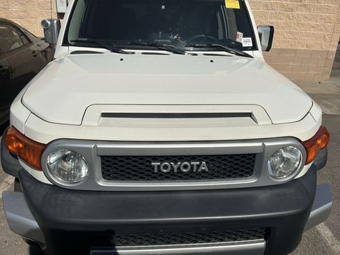 Used 2014 Toyota FJ Cruiser 4WD w/ Convenience Package image 2
